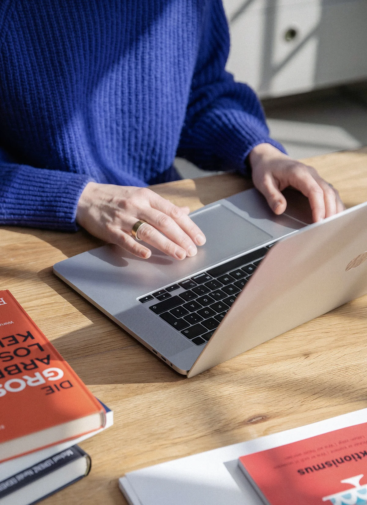 simone-breker-about-me-desk simone-breker-about-me-desk